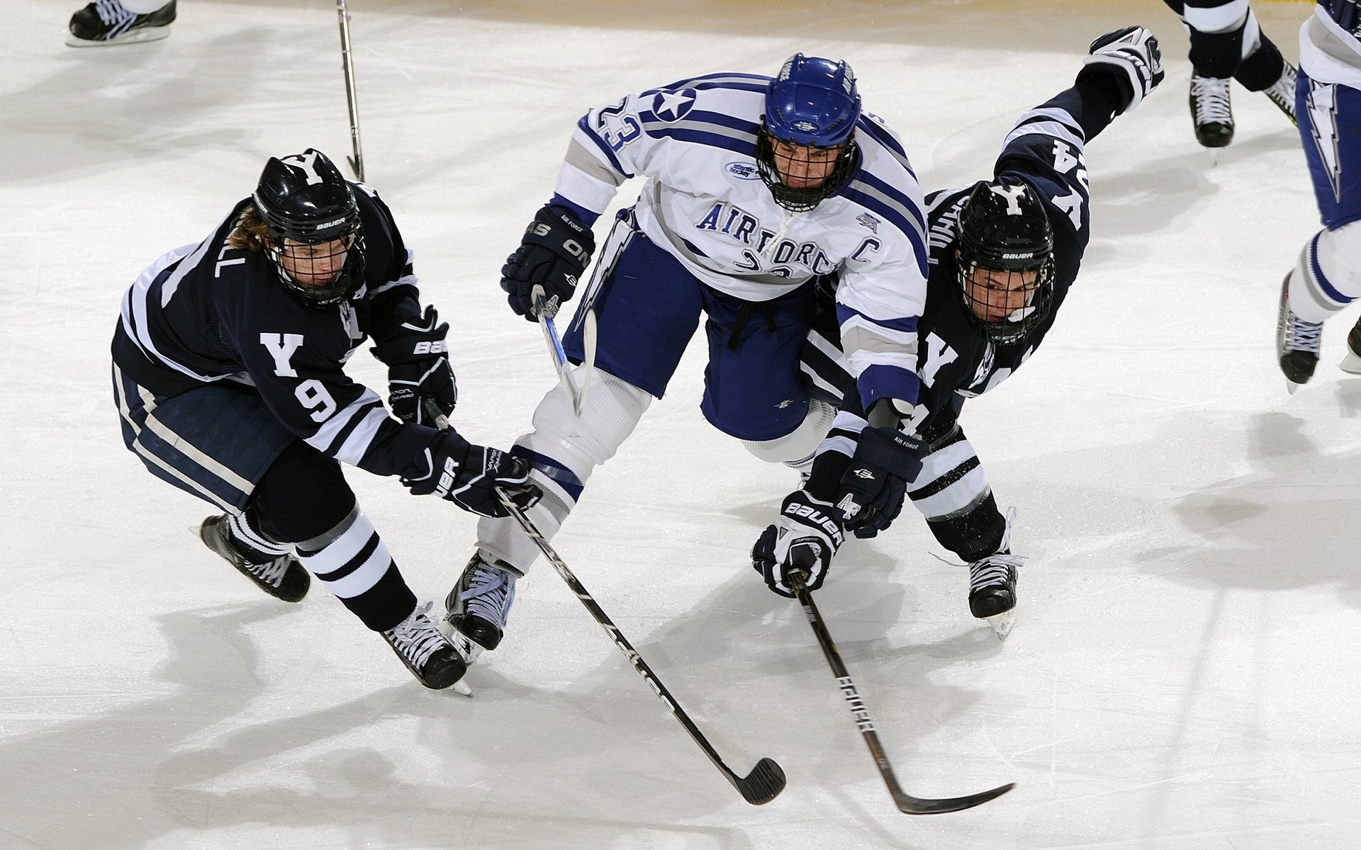 JiuyouAPP下载-2019年季后赛：库里在关键第四节投入连续三记远距离三分，领导勇士获胜！